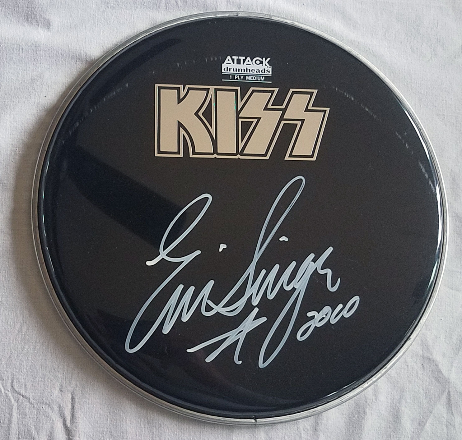 KISS ドラムヘッド 2019Eric Singer 直筆サイン Eric Singer Autographed KISS Drum Head – KISS Addiction